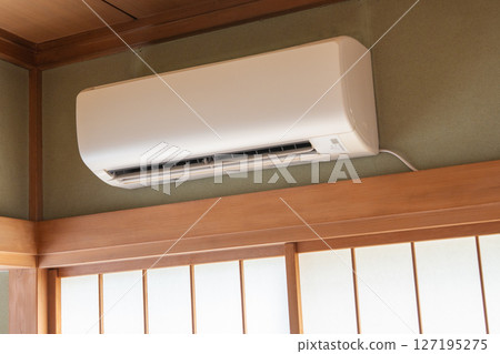 日式房間內安裝的空調的特寫照片 127195275