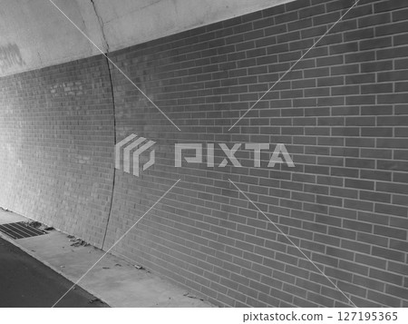 隧道的磚牆。單色。 127195365