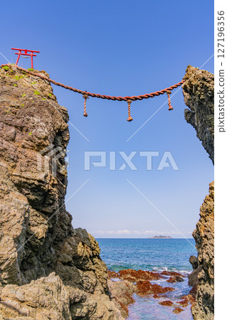 (Nagasaki Prefecture) Gunkanjima (Hashima Island, Industrial Revolution Heritage Site) seen beyond the Meoto Iwa Rocks 127196356