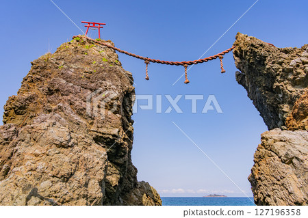(Nagasaki Prefecture) Gunkanjima (Hashima Island, Industrial Revolution Heritage Site) seen beyond the Meoto Iwa Rocks 127196358