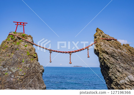 (Nagasaki Prefecture) Gunkanjima (Hashima Island, Industrial Revolution Heritage Site) seen beyond the Meoto Iwa Rocks (Nagasaki Prefecture) Gunkanjima (Hashima Island, Industrial Revolution Heritage Site) seen beyond the Meoto Iwa Rocks 127196366