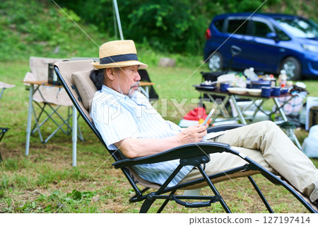 智慧型手機, 戶外, 烤肉, 露營, 老人, 電腦 127197414