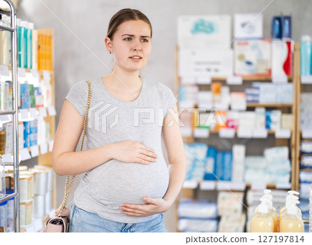 Pregnant woman suffers from abdominal pain 127197814