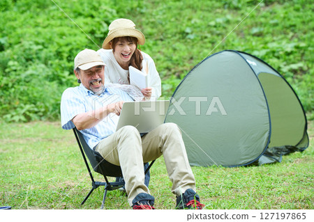 成熟夫婦徒步露營休閒中年 127197865