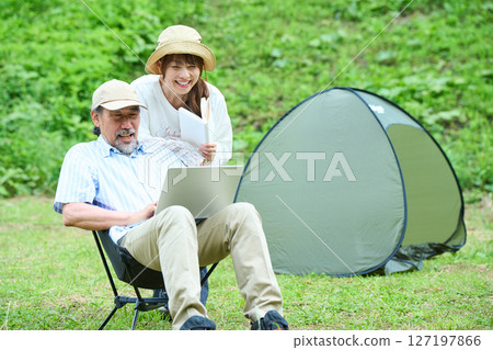 成熟夫婦徒步露營休閒中年 127197866