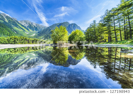 夏季上高地雄偉的自然風光：穗高山的新綠色倒映在梓川中【長野縣松本市】 127198943