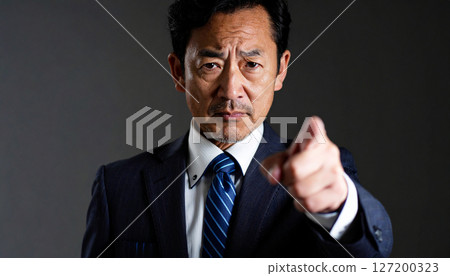 憤怒的商人指著他的手指（AI 生成的圖像） 127200323