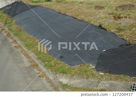 空地斜坡上鋪設的除草布 127200437