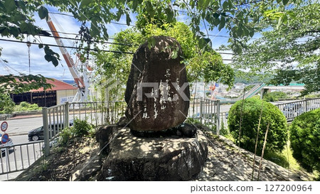 In the spring foothills of Kure, a lamp is lit - Shiki 127200964