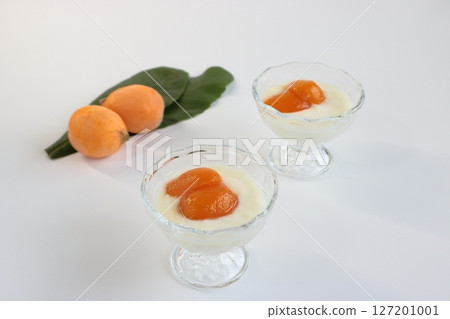 Yogurt with loquat compote 127201001