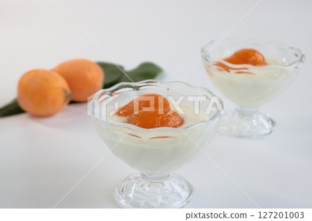 Yogurt with loquat compote 127201003