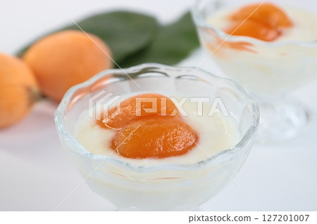 Yogurt with loquat compote Yogurt with loquat compote 127201007