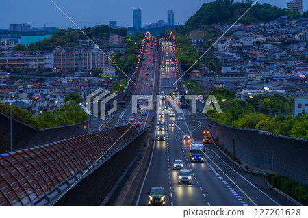 《大阪府》名神高速公路夜景與高槻市的直路 127201628