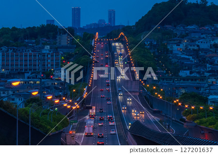 《大阪府》名神高速公路夜景與高槻市的直路 《大阪府》名神高速公路夜景與高槻市的直路 127201637
