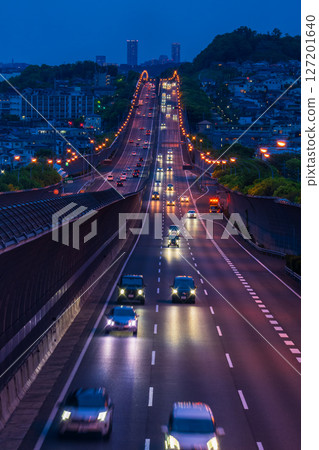 《Osaka Prefecture》Night view of Meishin Expressway and the straight in Takatsuki City 127201640