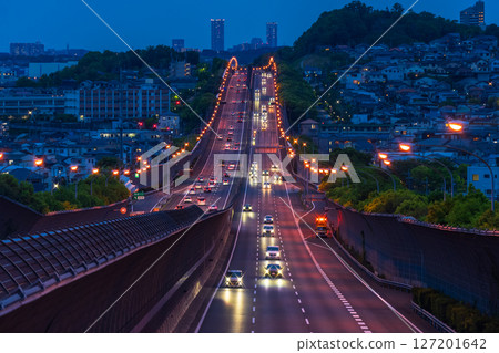 《大阪府》名神高速公路夜景與高槻市的直路 《大阪府》名神高速公路夜景與高槻市的直路 127201642