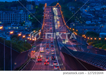 《大阪府》名神高速公路夜景與高槻市的直路 《大阪府》名神高速公路夜景與高槻市的直路 127201644