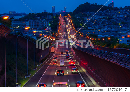 《大阪府》名神高速公路夜景與高槻市的直路 《大阪府》名神高速公路夜景與高槻市的直路 127201647
