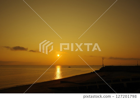 Autumn dawn view of the Ariake Sea from Takeshima Beach in Shimabara City Autumn dawn view of the Ariake Sea from Takeshima Beach in Shimabara City 127201798