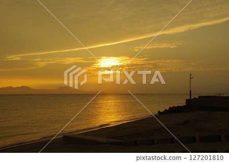 從島原市竹島海灘欣賞秋日黎明的有明海 127201810