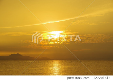 從島原市竹島海灘欣賞秋日黎明的有明海 127201812