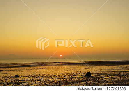 從島原市竹島海灘欣賞秋日黎明的有明海 從島原市竹島海灘欣賞秋日黎明的有明海 127201833