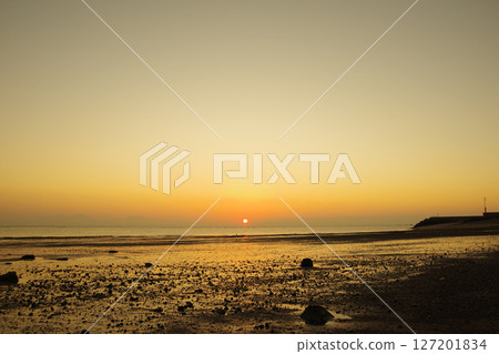 從島原市竹島海灘欣賞秋日黎明的有明海 從島原市竹島海灘欣賞秋日黎明的有明海 127201834