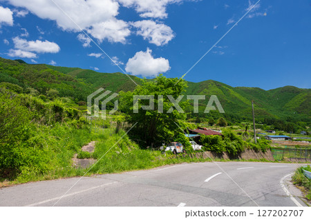 Idyllic summer scenery in Nagawa Town Summer Satoyama scenery 127202707