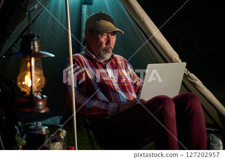 獨自露營者在電腦上工作，獨自露營，老人 127202957