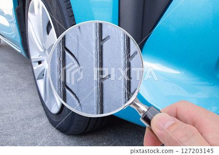 汽車輪胎裂縫的特寫 127203145