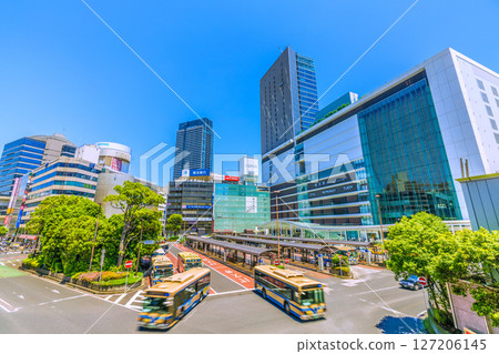 日本橫濱城市景觀,俯瞰橫濱車站、JR橫濱塔、塔樓公寓等。 日本橫濱城市景觀,俯瞰橫濱車站、JR橫濱塔、塔樓公寓等。 127206145