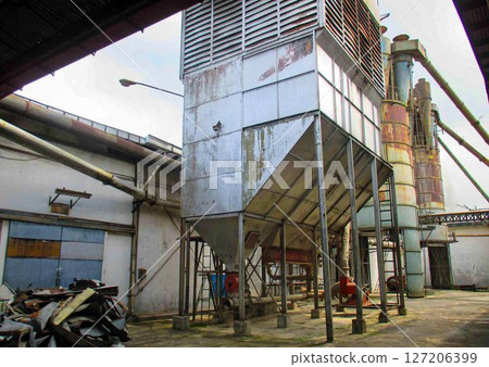 Decommissioned wood ply manufacturing plant, Industrial machineries and tools of Old Factory Facility, Rusty large industrial facilities 127206399