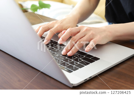 使用計算機的手 商業材料 127206425