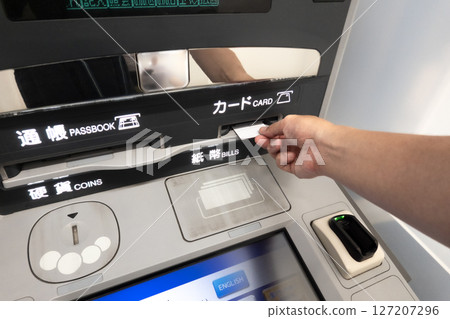 將現金放入ATM的場景 詐騙犯罪圖片 127207296