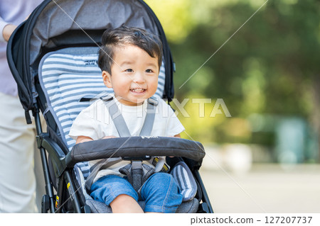 一個男孩坐在嬰兒車裡。 127207737