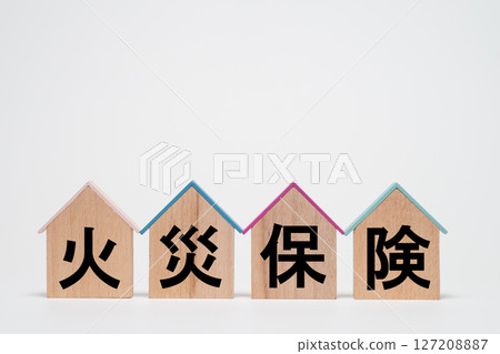 房屋形狀的盤子和火災保險的形象 房屋形狀的盤子和火災保險的形象 127208887