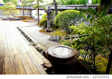 Kyoto Prefecture, Toji Temple, Kanchiin Temple, Chozubachi, Kujo-cho, Minami-ku, Kyoto City, February 2022 Kyoto Prefecture, Toji Temple, Kanchiin Temple, Chozubachi, Kujo-cho, Minami-ku, Kyoto City, February 2022 127210311