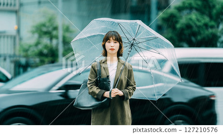 雨中撐傘的女人（梅雨季節，六月） 127210576