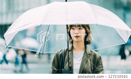 雨中撐傘的女人（梅雨季節，六月） 127210581