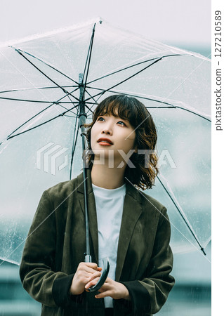 雨中撐傘的女人（梅雨季節，六月） 127210589