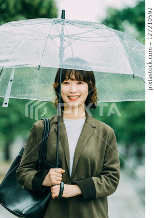 雨中撐傘的女人（梅雨季節，六月） 127210592