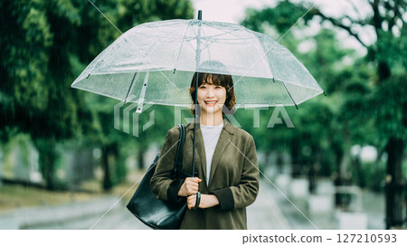 雨中撐傘的女人(梅雨季節,六月) 雨中撐傘的女人(梅雨季節,六月) 127210593