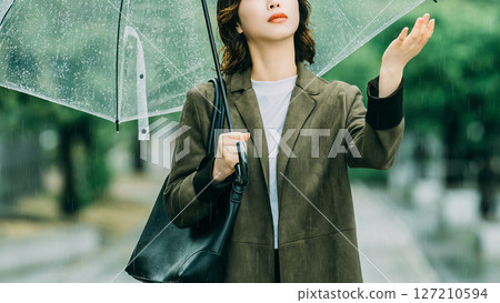 雨中撐傘的女人（梅雨季節，六月） 127210594