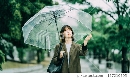 雨中撐傘的女人(梅雨季節,六月) 雨中撐傘的女人(梅雨季節,六月) 127210595