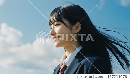一位身穿西裝外套的長髮高中女生,在藍天的襯托下,頭髮向左飄揚 一位身穿西裝外套的長髮高中女生,在藍天的襯托下,頭髮向左飄揚 127211078
