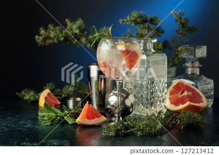 Cocktail gin and tonic with ice and pink grapefruit. Cocktail gin and tonic with ice and pink grapefruit. 127213412