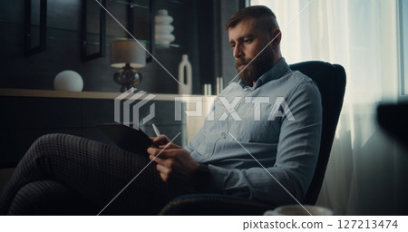 Focused Stock Exchange Broker Using Tablet Computer and Digital Pencil, Monitoring Real-Time Stocks 127213474