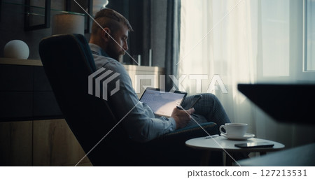 Stock Exchange Broker Using Tablet Computer and Smartphone, Analyzing Real-Time Stocks in Trading App Stock Exchange Broker Using Tablet Computer and Smartphone, Analyzing Real-Time Stocks in Trading App 127213531