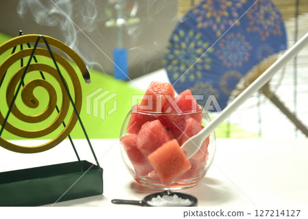 西瓜和風扇營造夏日氛圍 西瓜和風扇營造夏日氛圍 127214127