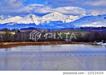 Spectacular view of Mizusawa Dam and the Tokachi mountain range in Biei, Hokkaido 127214154